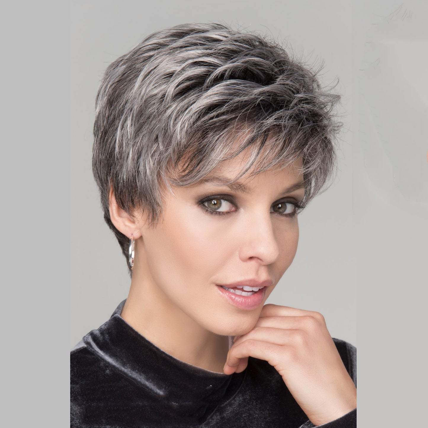 Women‘s Fashion Short Wigs with Bangs Pixie Cut Soft Straight Wigs Brown Synthetic Hair Wig Costume Party Wig for Women
