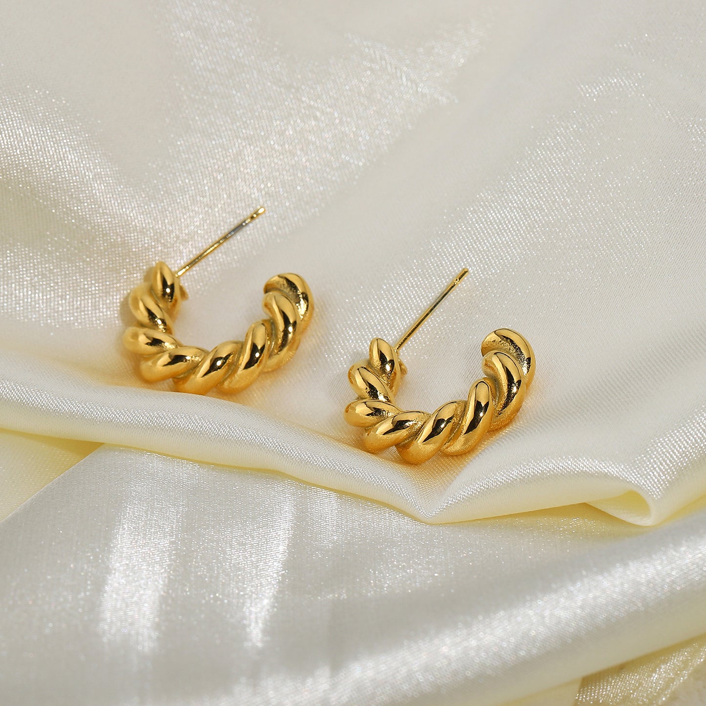 Ladies' Twist Spiral Hoop Earrings - 18K Gold Plated